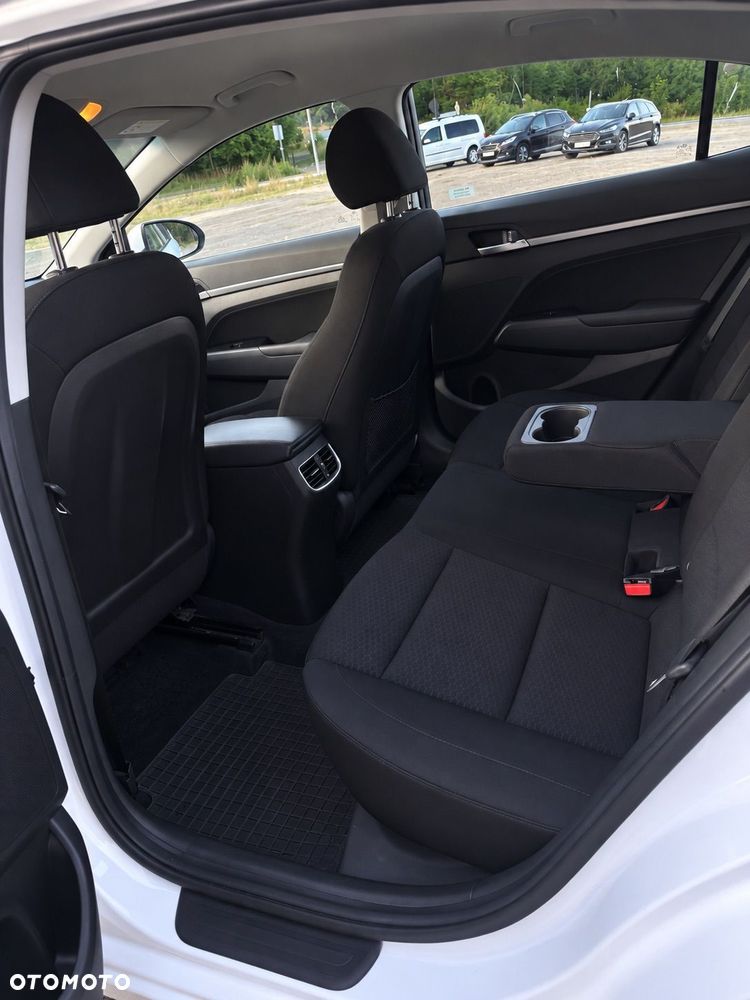 Hyundai Elantra 1.6 Comfort - 11