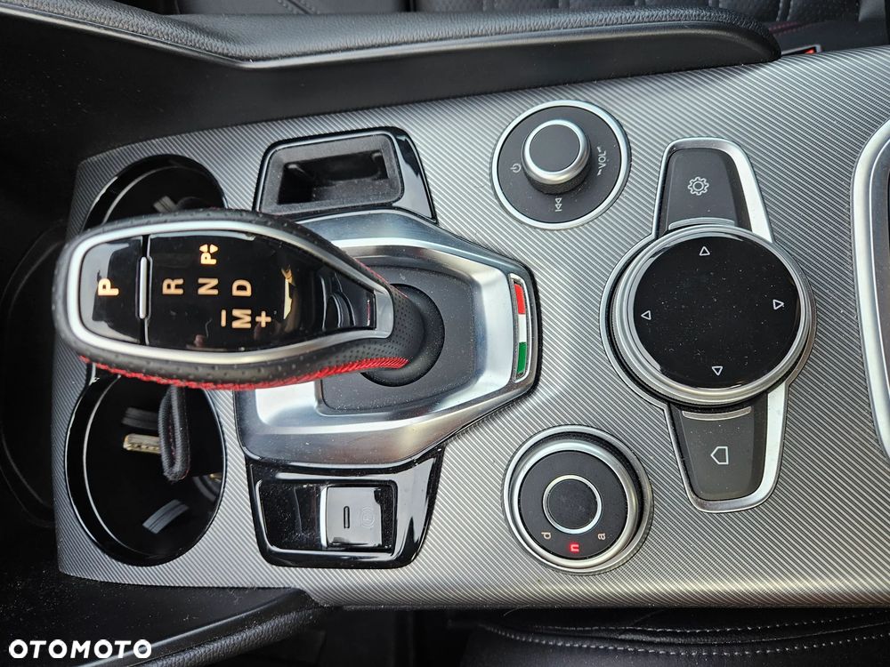 Alfa Romeo Giulia 2.0 Turbo Competizione Q4 - 11