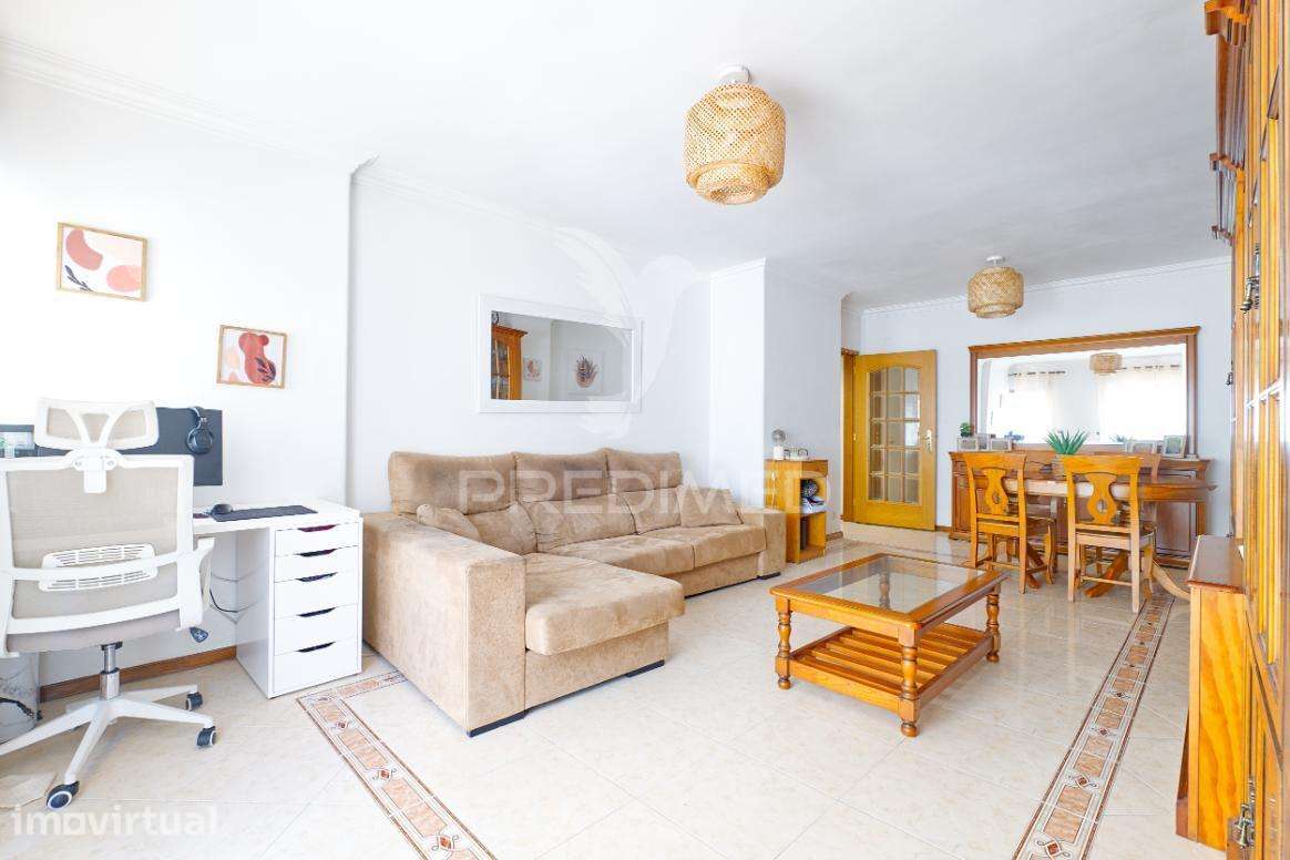 Apartamento T2 com parqueamento e varandas no centro de Almada - Grande imagem: 2/35