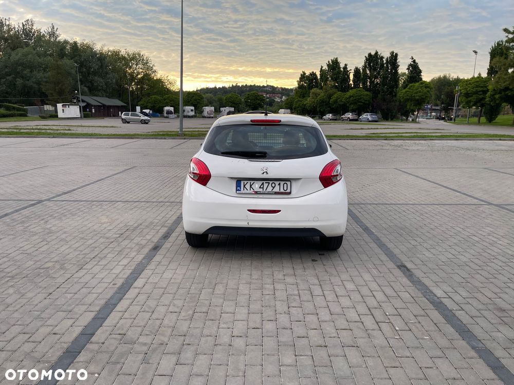 Peugeot 208 - 5