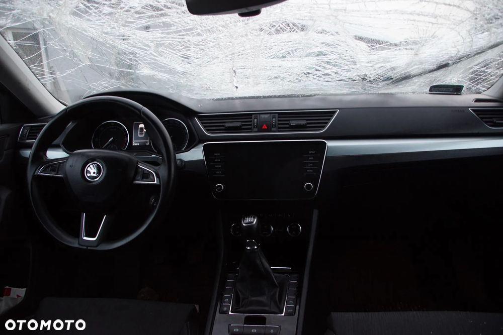 Auto na części - Skoda Superb III 2.0 TDI 150 KM DFGA QFZ LF7M 2018R Silnik Skrzynia Drzwi Zderzak Błotnik Klapa Lampa Lusterko Klamka Deska Kokpit Sterownik Moduł Czujnik Licznik Wyświetlacz Kierownica Panel - 16