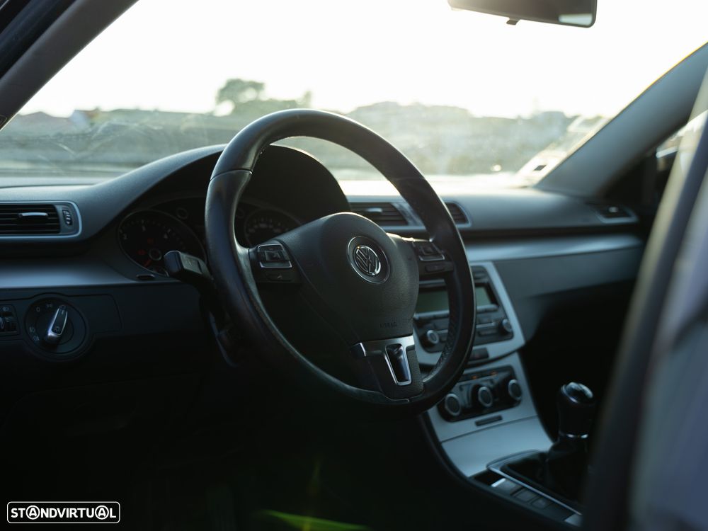 VW Passat Variant 1.6 TDI BlueMotion - 16
