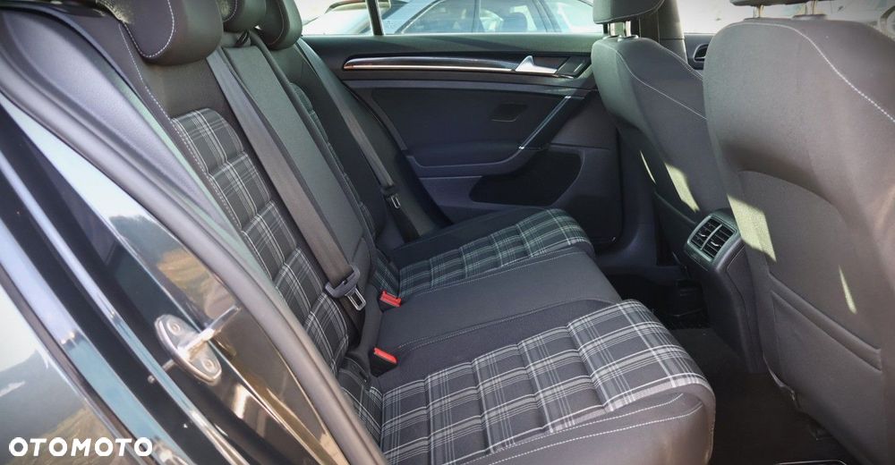 Volkswagen Golf - 17