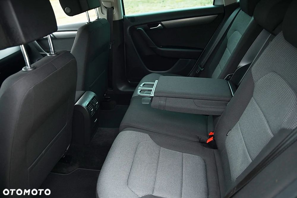Volkswagen Passat 2.0 TDI DSG Highline - 23