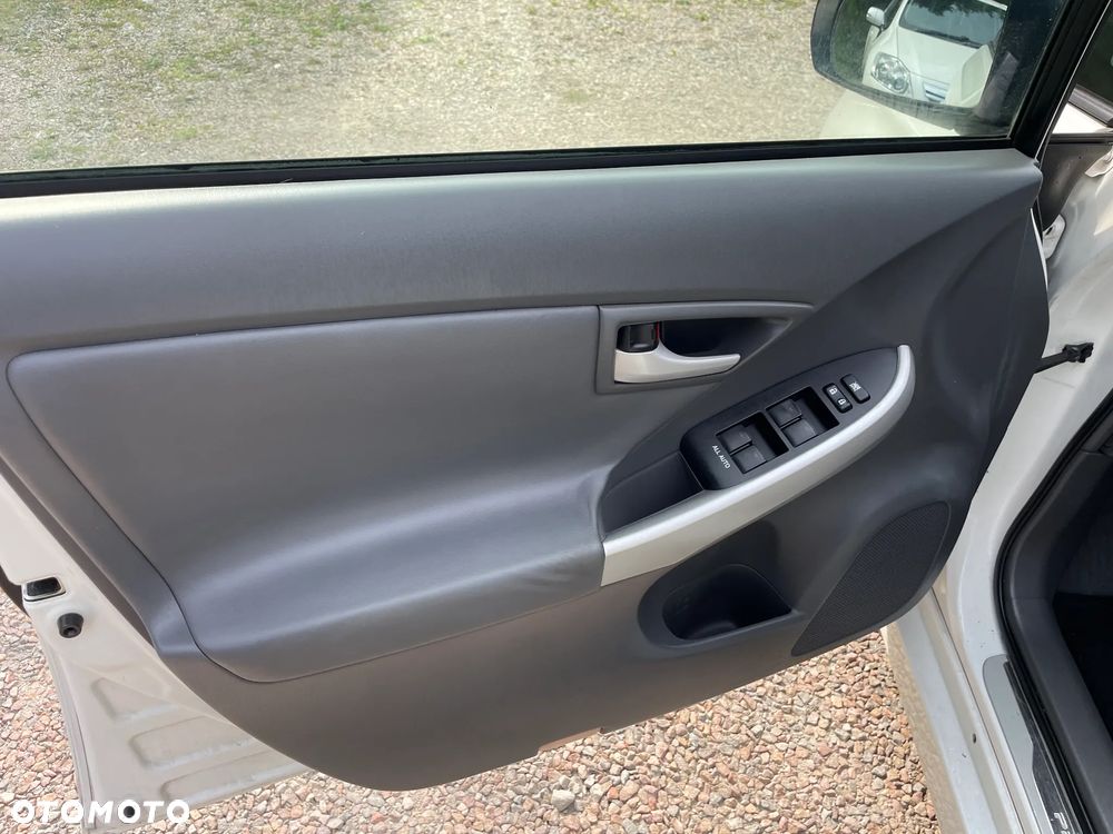Toyota Prius (Hybrid) Executive - 8