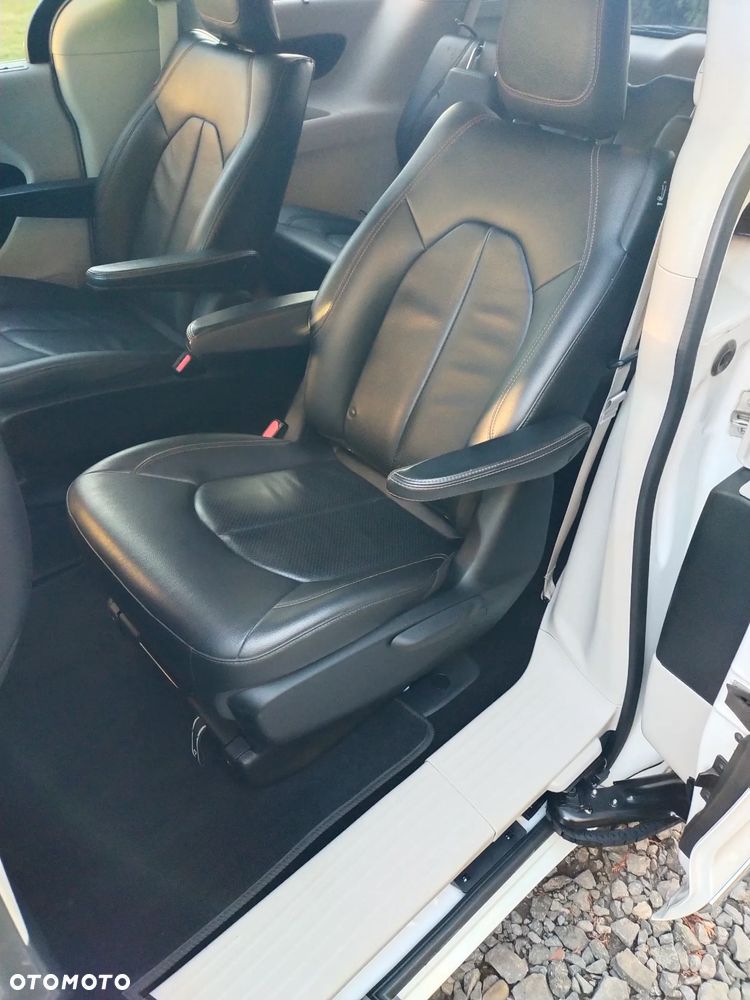 Chrysler Pacifica - 11