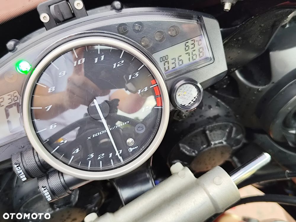 Yamaha R1 - 6