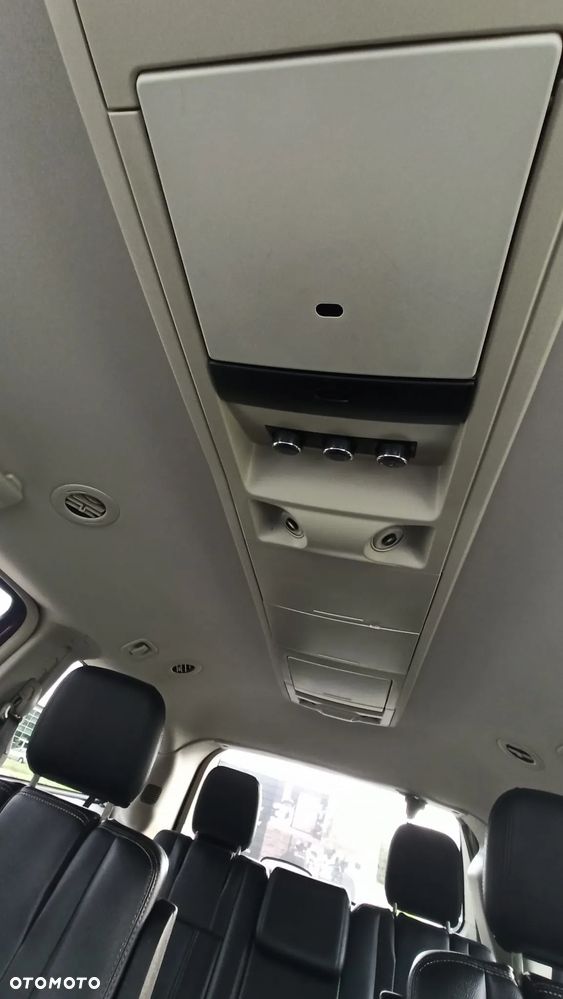 Chrysler Town & Country - 25