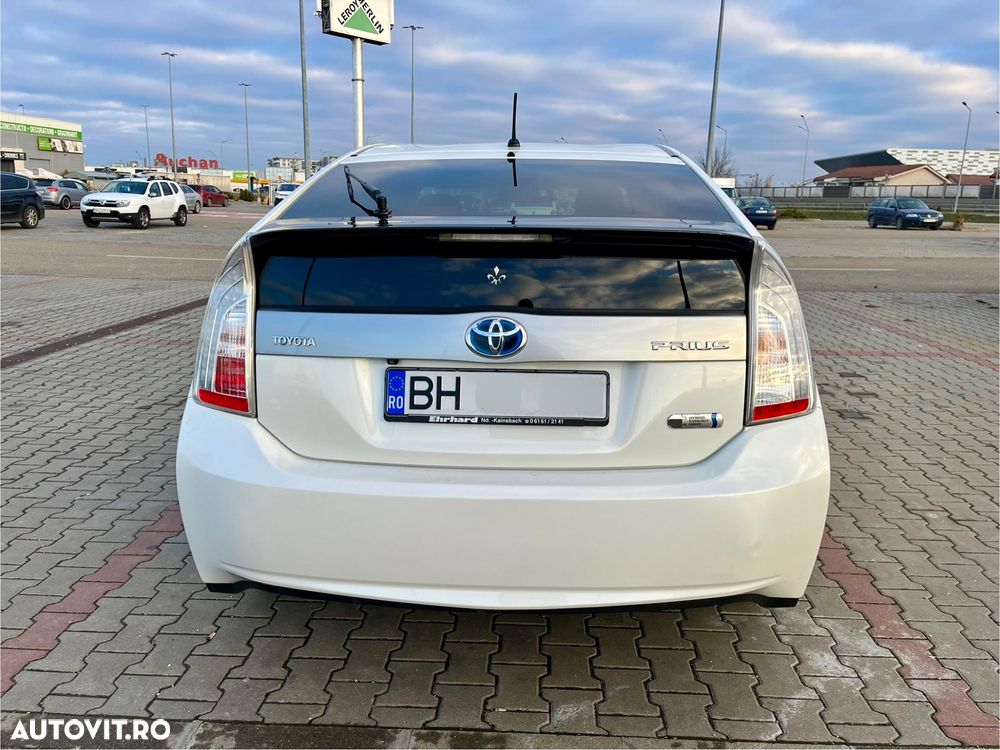 Toyota Prius Plug-in (Hybrid) Life - 10