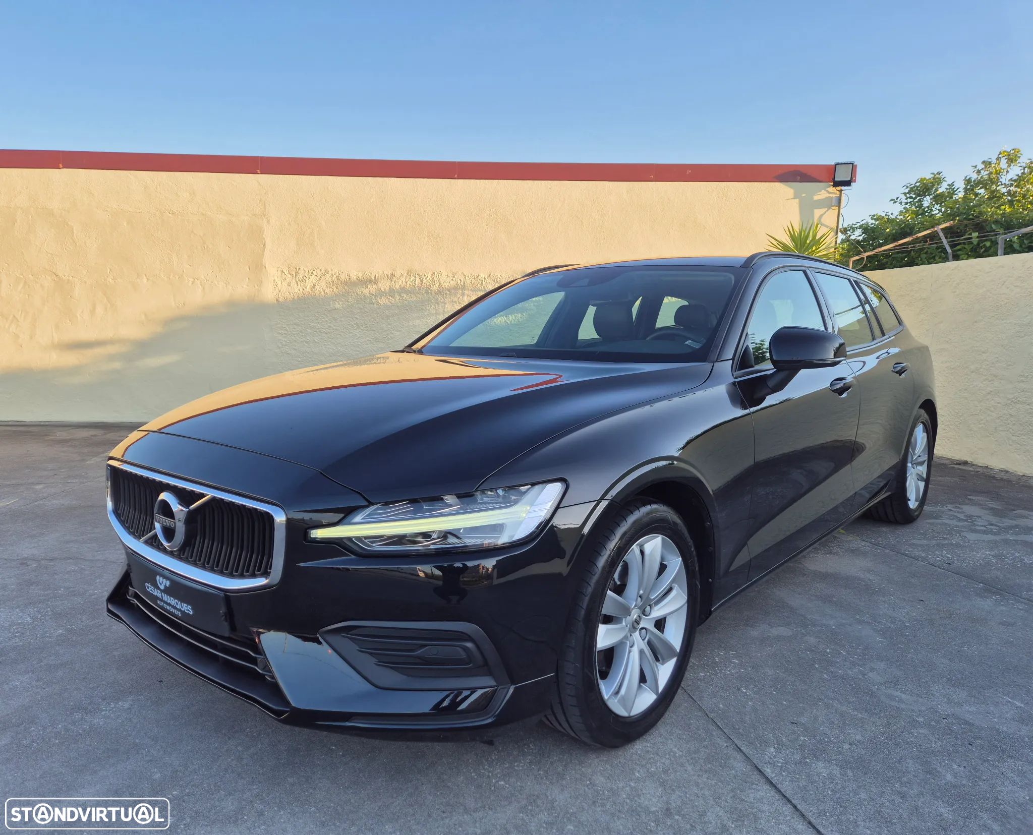 Volvo V60 2.0 D3 Momentum Plus Geartronic - 1