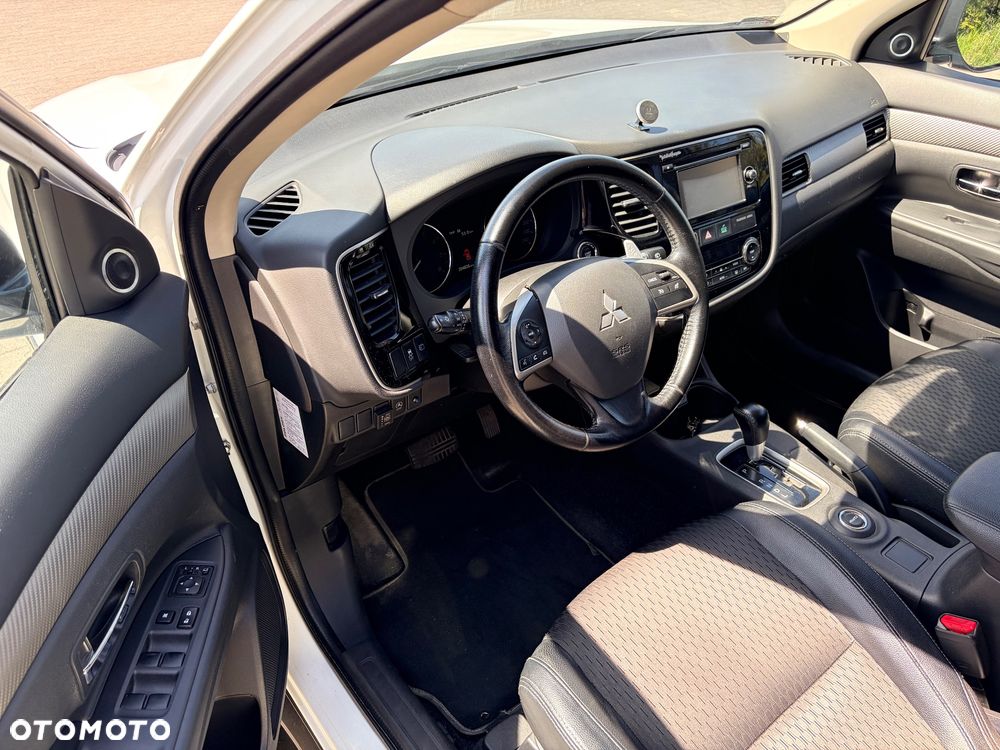 Mitsubishi Outlander 2.0 Instyle + 4WD CVT - 8