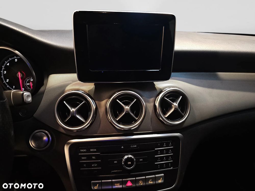 Mercedes-Benz GLA 200 7G-DCT Urban - 14