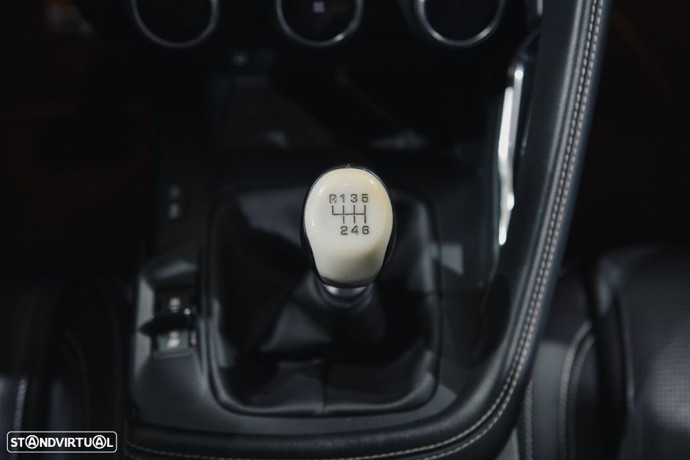 Jaguar E-Pace 2.0 i4D R-Dynamic - 27