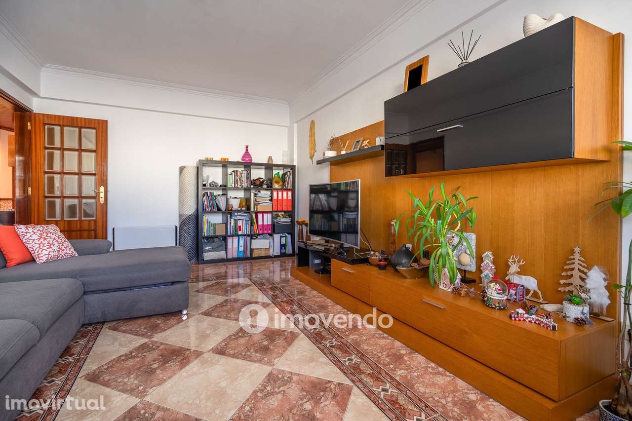 Apartamento T2 luminoso, com uma cave enorme, em Corroios - Grande imagem: 4/42