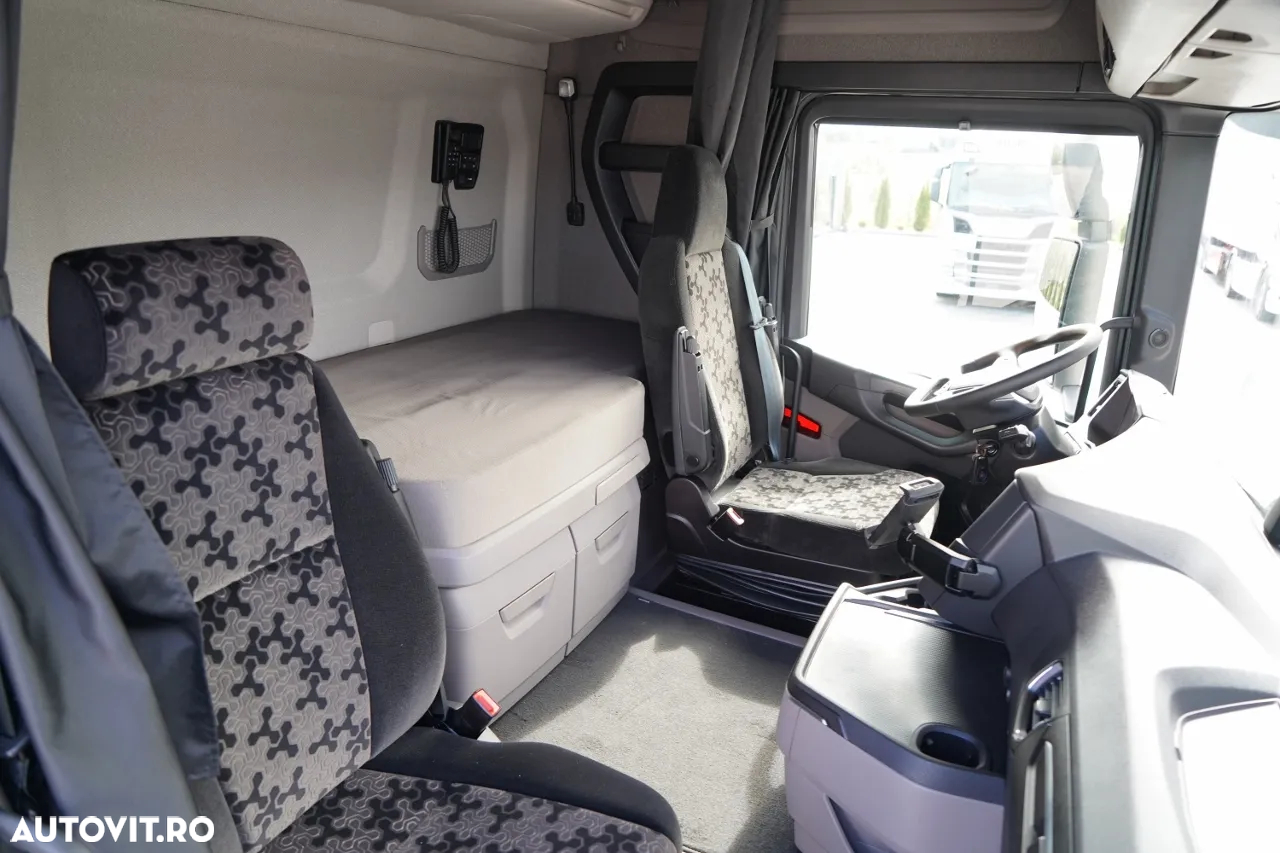 Scania R 450 / MEGA / 6x2 / CORTINĂ - 8,2 m / SOLO / PUNTE RIDICATĂ / PODEA REZISTENTĂ / NAVI / - 32