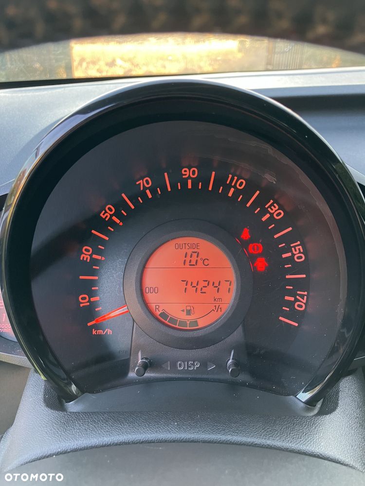 Toyota Aygo x-play touch - 10