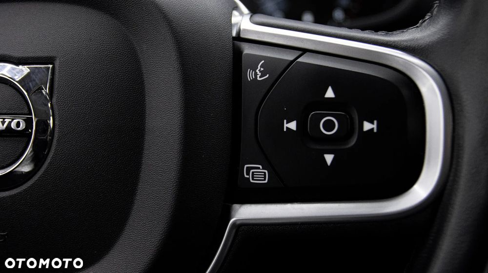 Volvo XC 60 T5 AWD Momentum Pro - 22