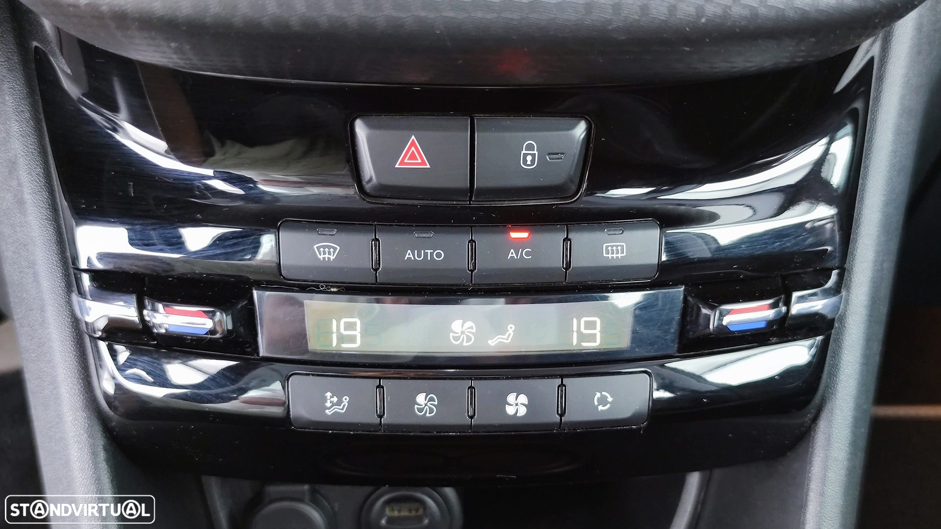 Peugeot 2008 1.2 PureTech Allure EAT6 - 34