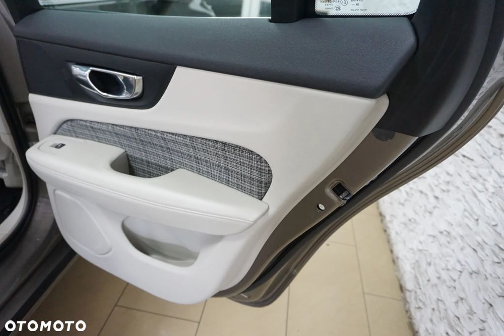 Volvo V60 D3 AWD Geartronic Momentum - 28