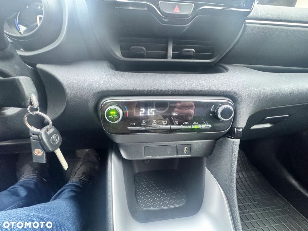 Toyota Yaris Hybrid 100 Premium - 17