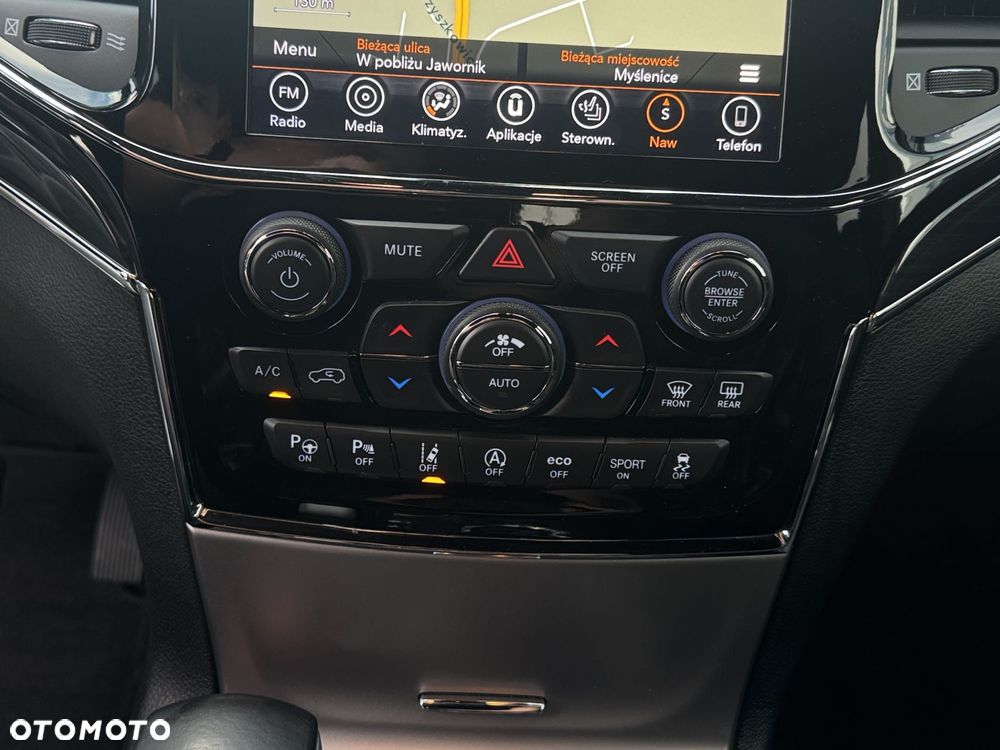 Jeep Grand Cherokee - 24