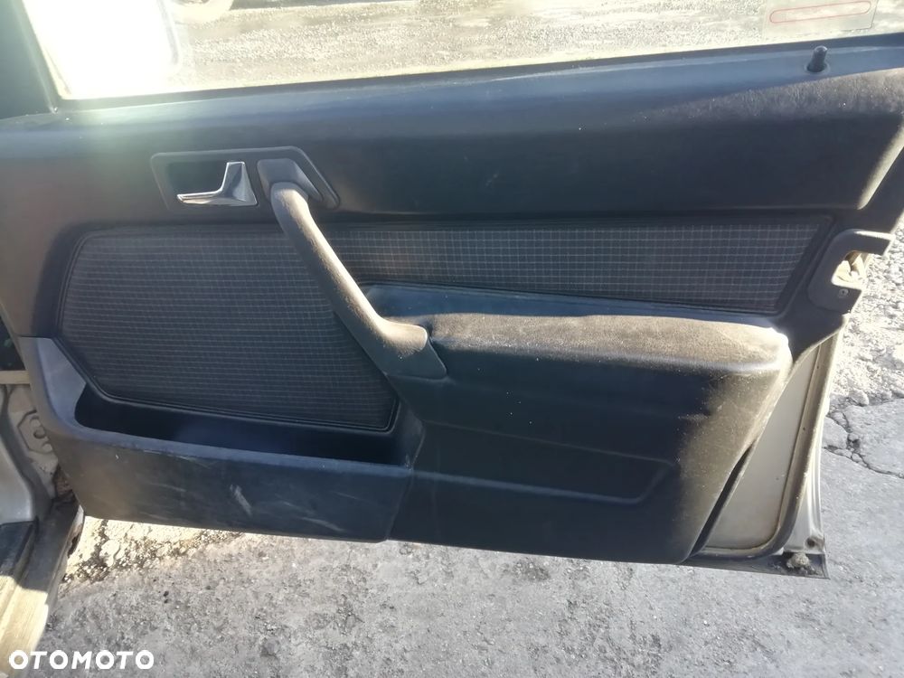 TAPICERKA BOCZEK DRZWI KOMPLET MERCEDES W201 190 x4 sztuki