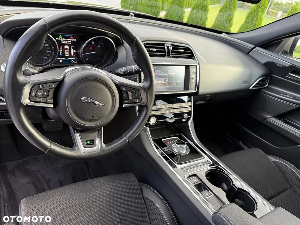 Jaguar XE 2.0 D R-Sport - 31