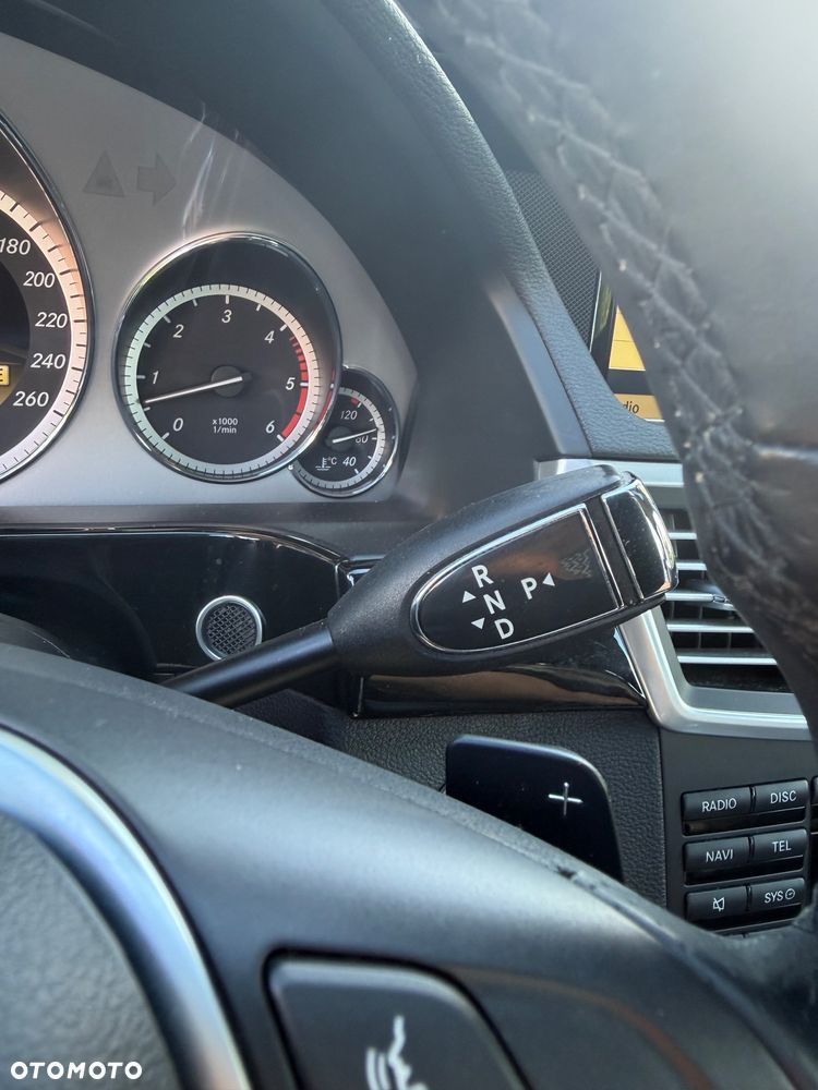 Mercedes-Benz Klasa E 300 CDI DPF BlueEFFICIENCY 7G-TRONIC Avantgarde - 34