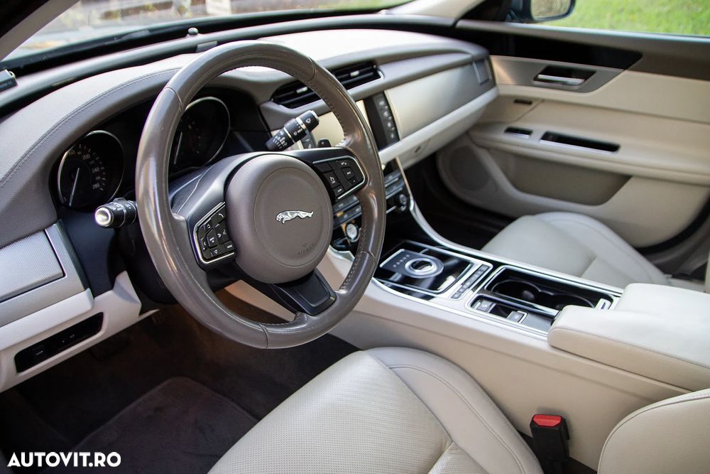Jaguar XF 35t RWD Prestige - 37