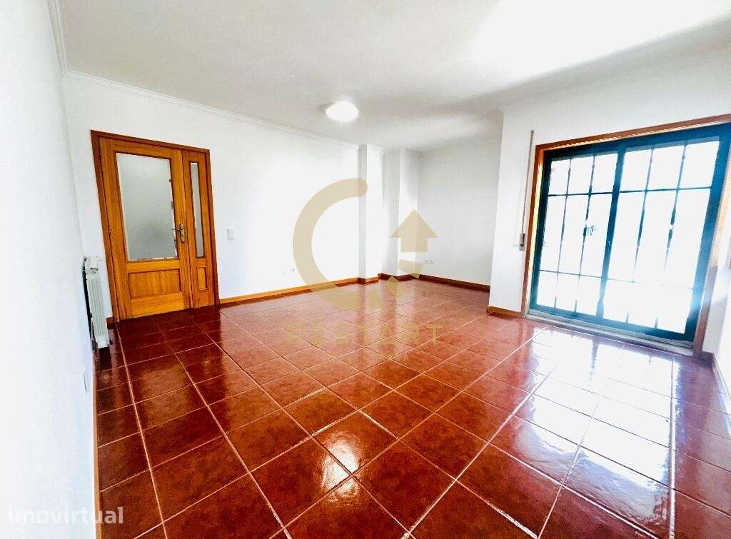 T2 Renovado com Terraço Privativo e Garagem – Fiães | Santa Maria da F - Grande imagem: 4/33