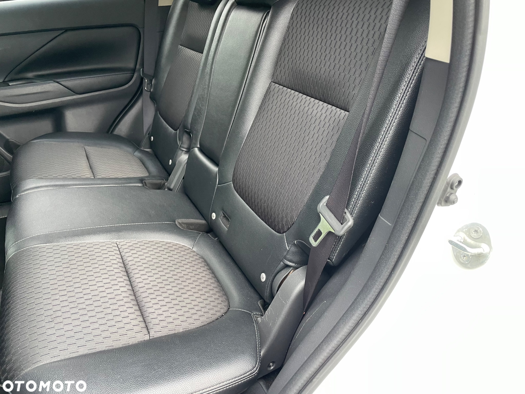 Mitsubishi Outlander 2.0 4WD Plug-In Hybrid - 12