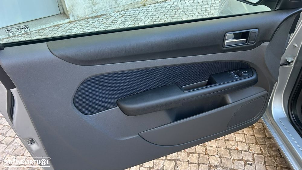 Ford Focus 1.6 TDCi Sport — fotografia 13