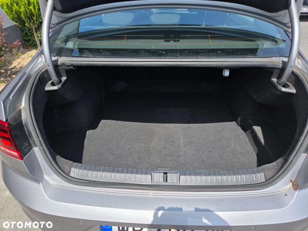 Volkswagen Passat - 11