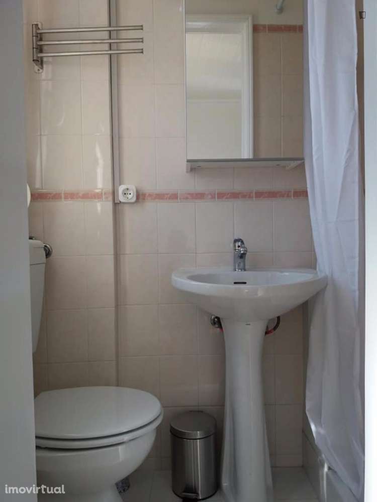 Quarto - localizado em Intendente Lisbon - Grande imagem: 3/9