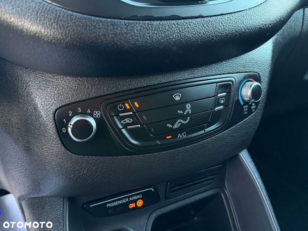 Ford Transit Courier - 10