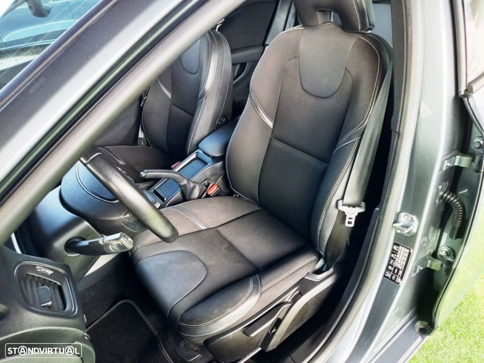 Volvo V40 2.0 D2 Momentum Geartronic - 28