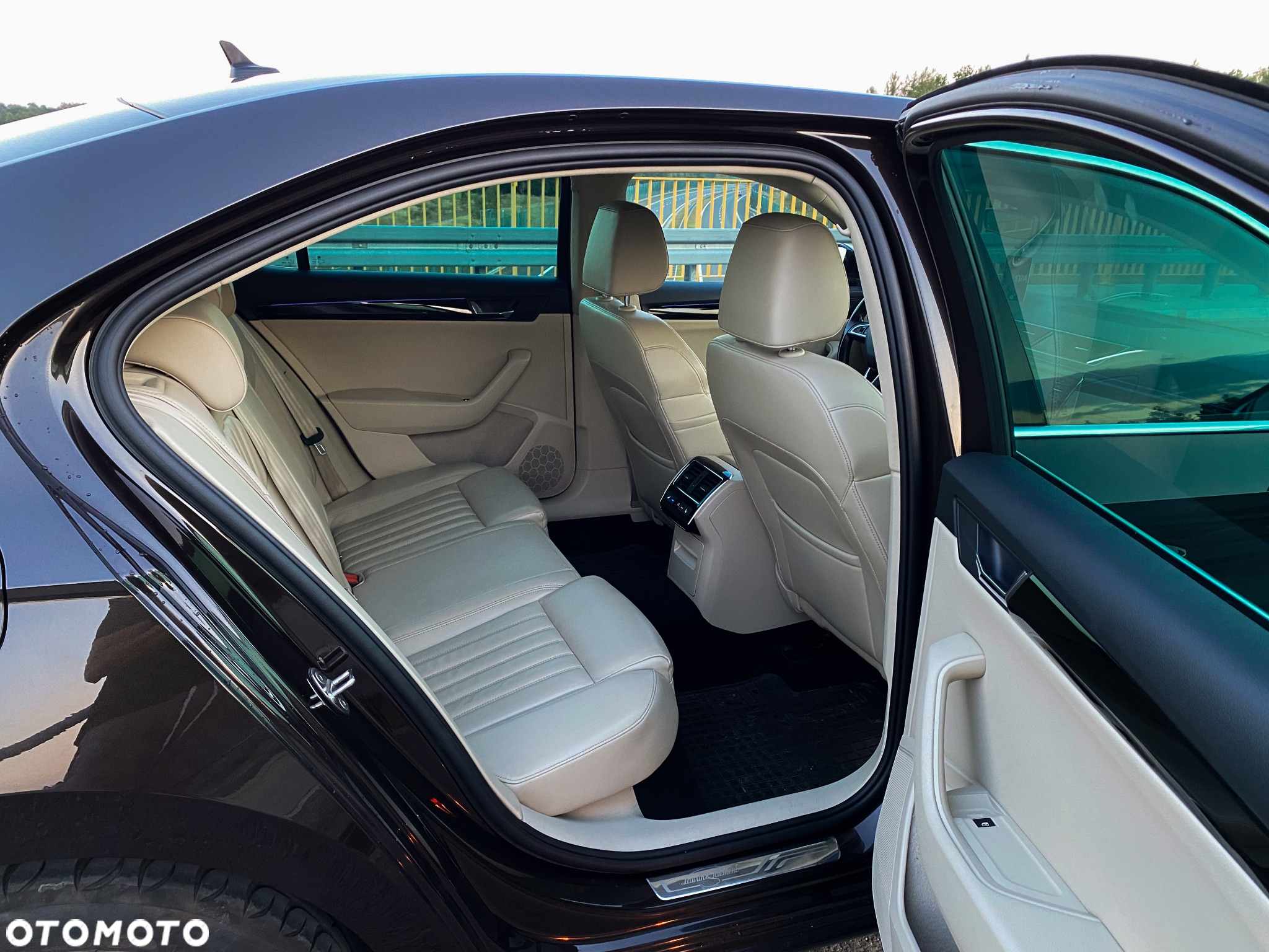 Skoda Superb 2.0 TDI DSG L&K - 35
