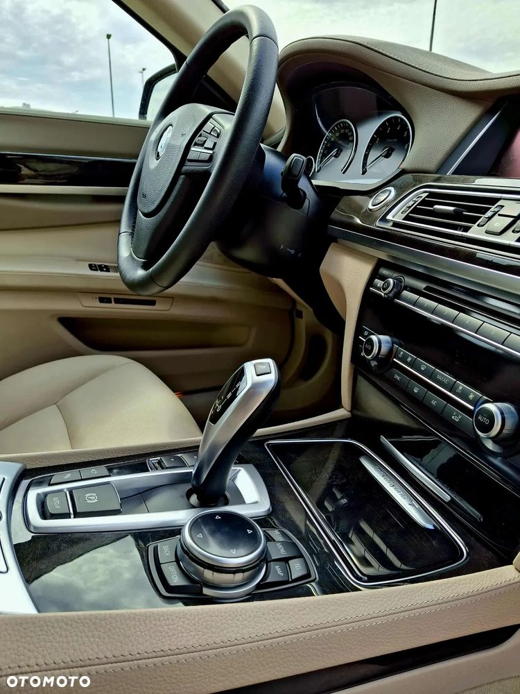 BMW Seria 7 740i Edition Exclusive - 19