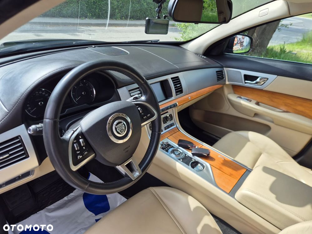 Jaguar XF 2.2 - 11