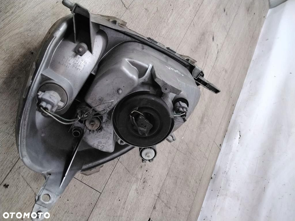 TOYOTA YARIS LAMPA PRZÓD PRAWA - 2