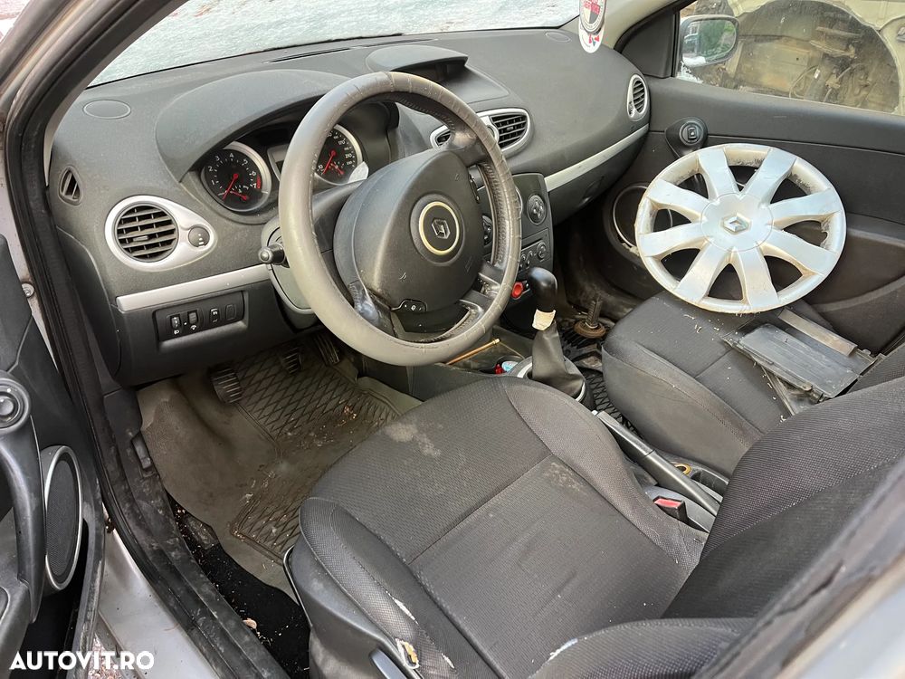 Dezmembrez Renault Clio 3 gri argintiu benzina 2007 - 8