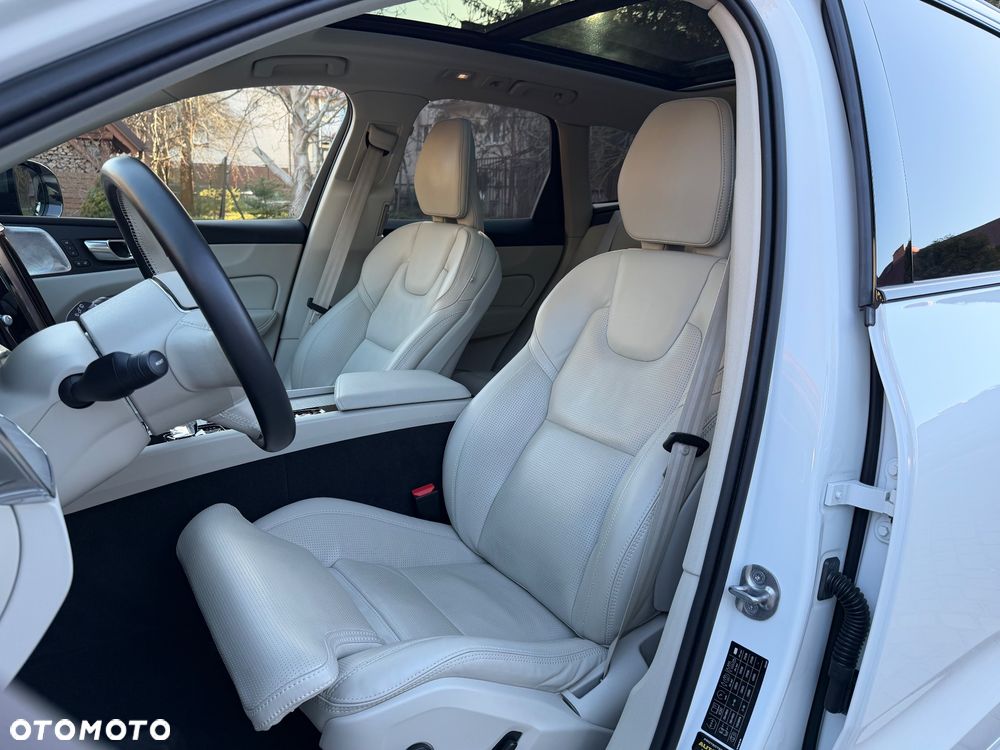 Volvo XC 60 B5 B AWD Momentum Pro - 19