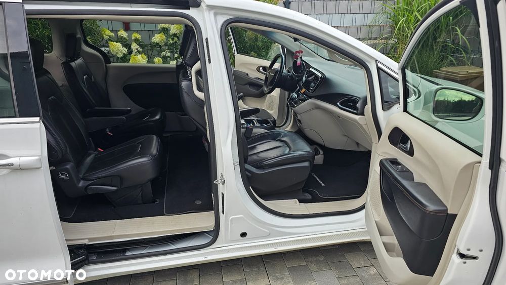 Chrysler Pacifica - 12