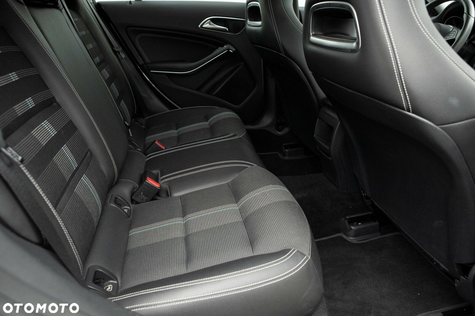 Mercedes-Benz CLA 180 7G-DCT - 28