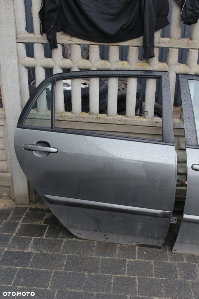 DRZWI PRAWY TYŁ TOYOTA COROLLA E12 HATCHBACK KOLOR 1C3 - 1