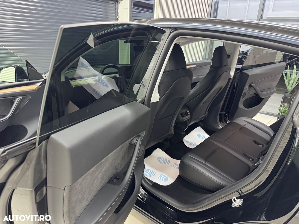 Tesla Model Y Long Range Dual Motor AWD - 29