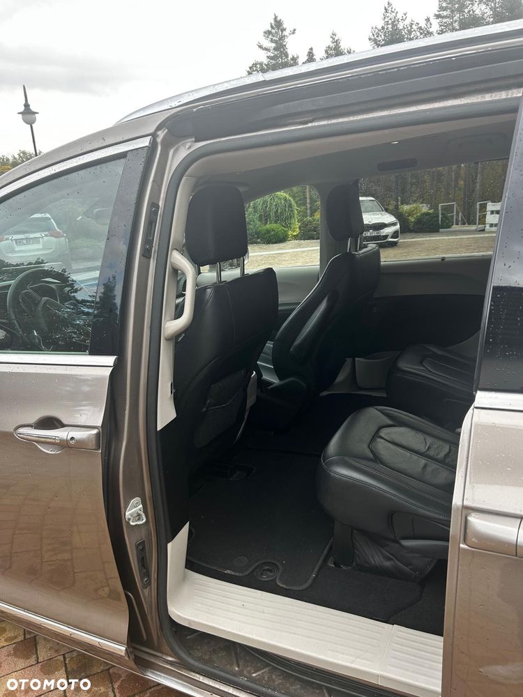 Chrysler Pacifica - 11