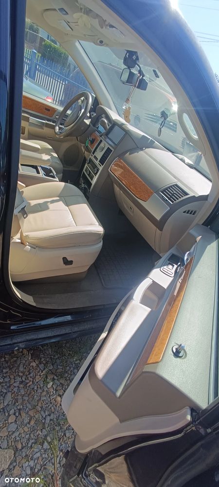 Chrysler Town & Country - 13
