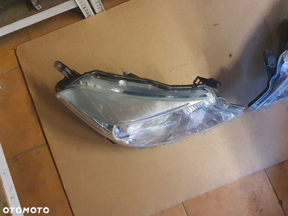 REFLEKTOR PRAWY TOYOTA YARIS 3 III 10-14 EUROPA - 7