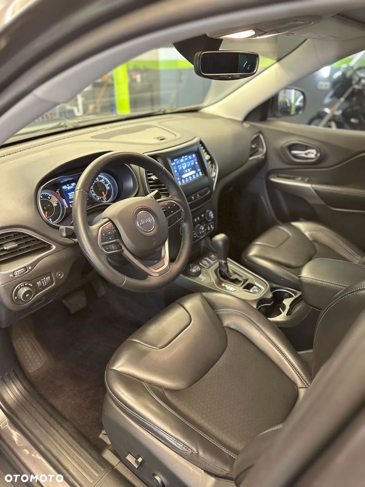 Jeep Cherokee - 8